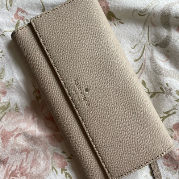 KATE SPADE WALLET✨ - Picture 3 of 4